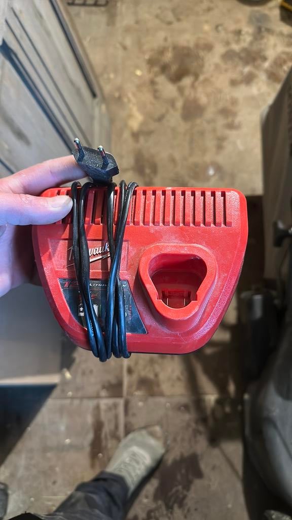 Oplader milwaukee, Doe-het-zelf en Bouw, Ophalen, Zo goed als nieuw