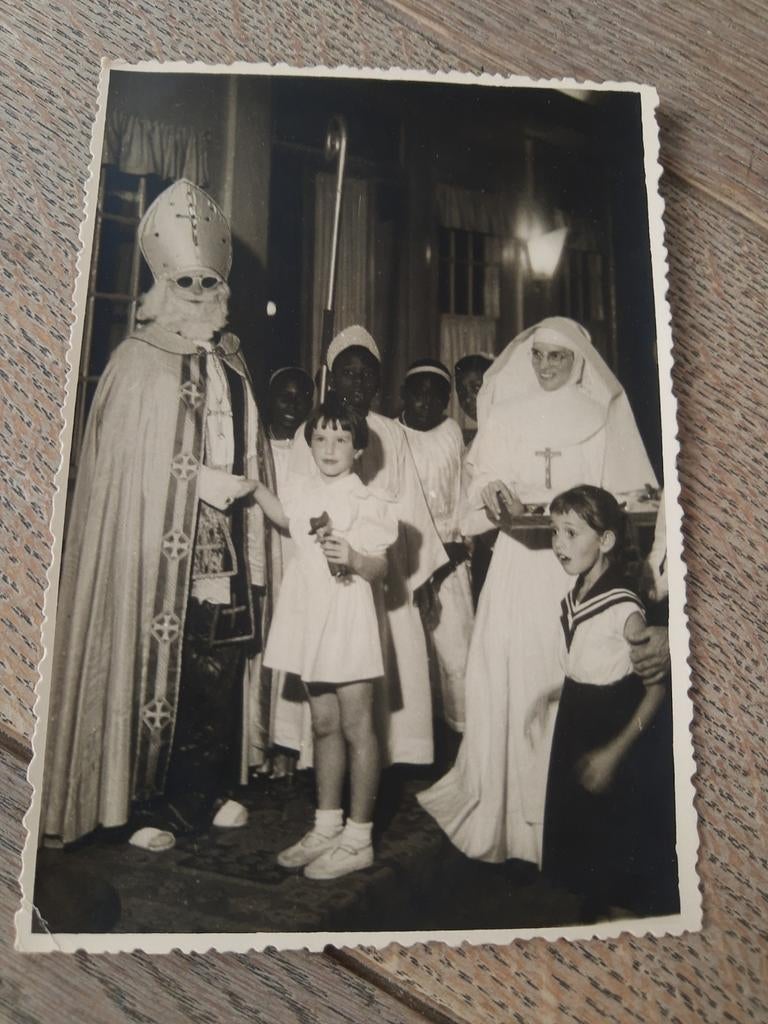Oude foto Sinterklaasfeest 1954, Thysville, Congo, met non, Verzamelen, Ophalen of Verzenden, Zo goed als nieuw