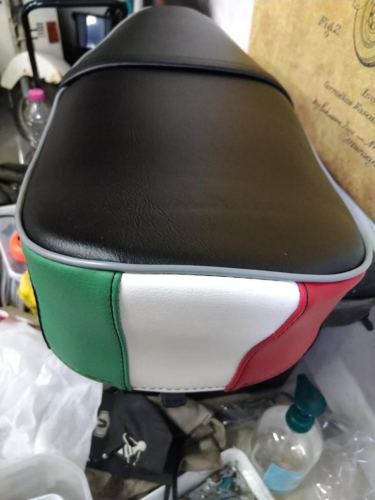 Superbe selle Italia pour Vespa 50 Special, r, l , n,..., Motos, Enlèvement ou Envoi, Neuf
