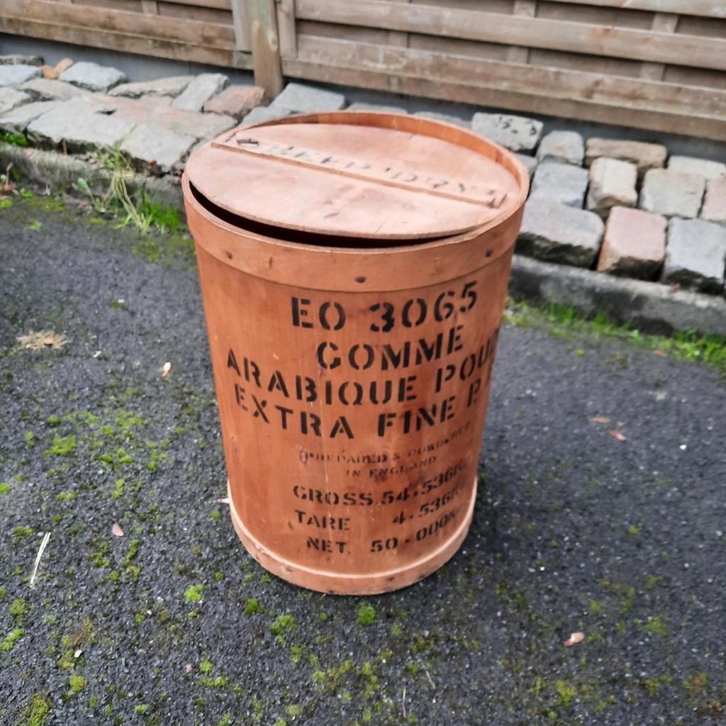 Ton met deksel en opschrift . 60 cm x 42 cm . 30 euro ., Ophalen of Verzenden