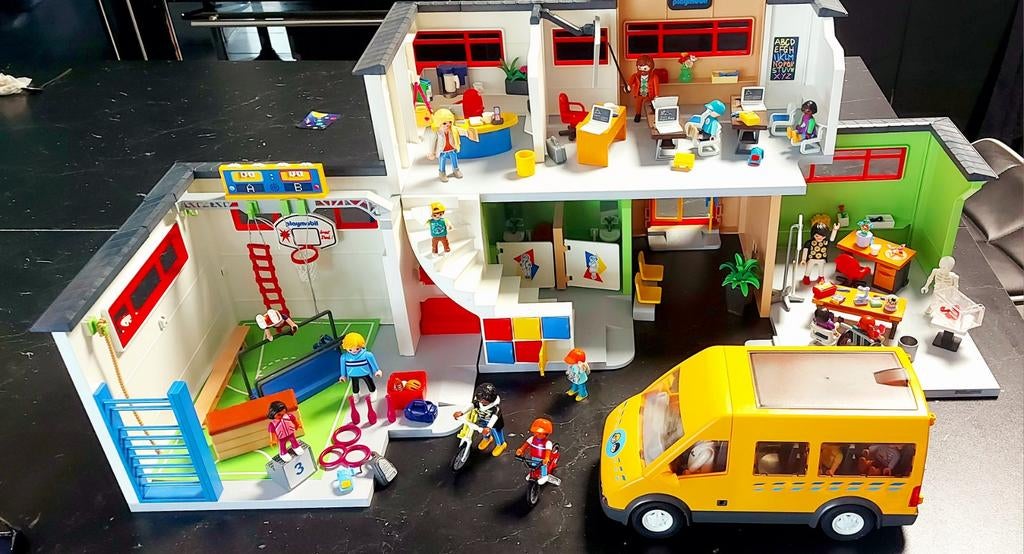 Playmobil école aménagée avec le bus et salle de gym, Enlèvement