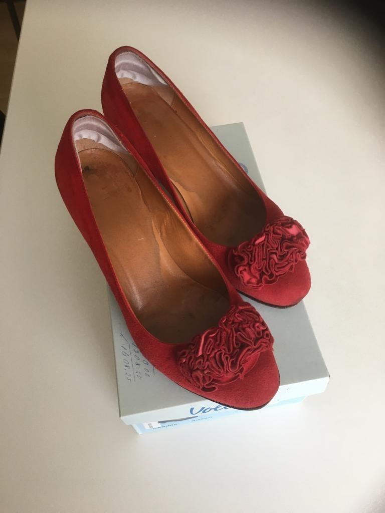 Rode pumps van Voltan, Kleding | Dames, Schoenen, Pumps, Voltan, Ophalen of Verzenden, Gedragen