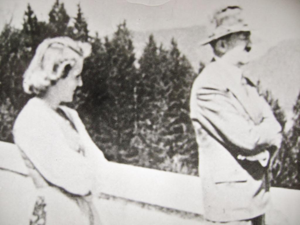 Filmfoto's: Hitler en Eva Braun uit de film "Swastika'(1973), Verzamelen, Ophalen of Verzenden, Overige soorten, Foto of Poster