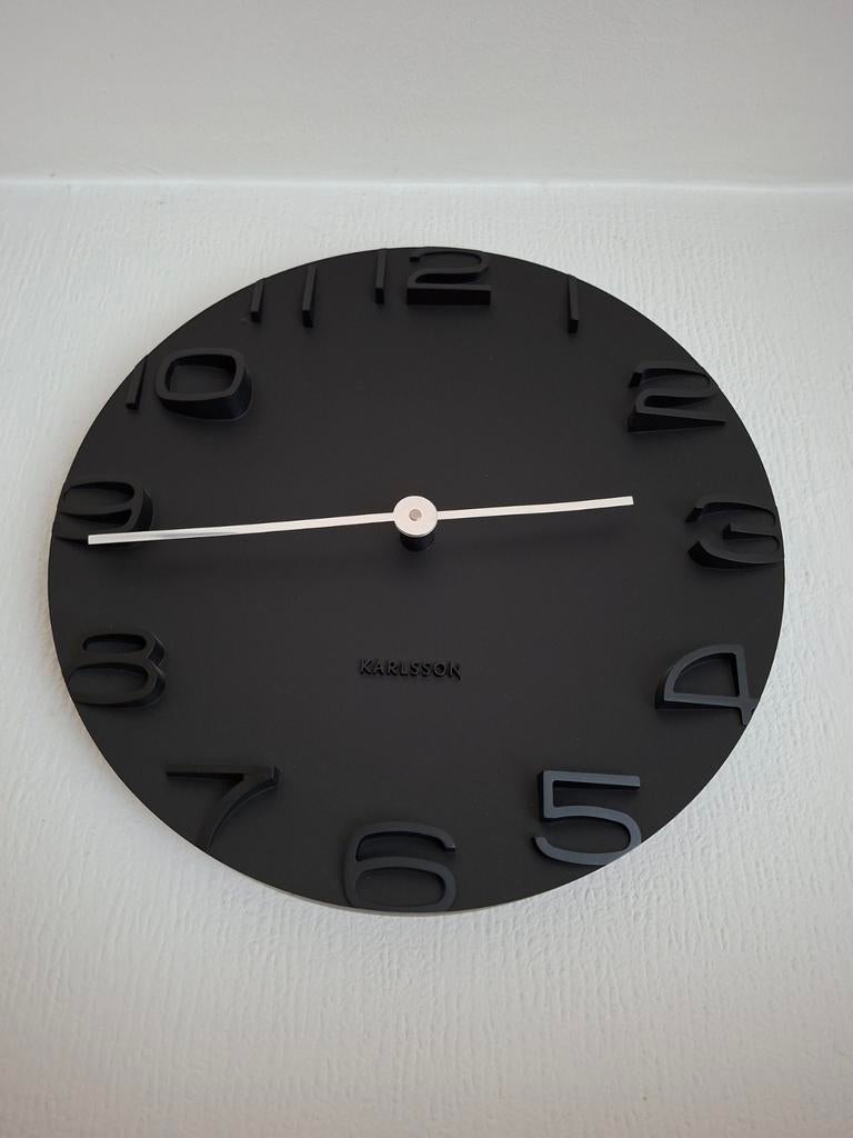 Moderne zwarte klok, Ophalen