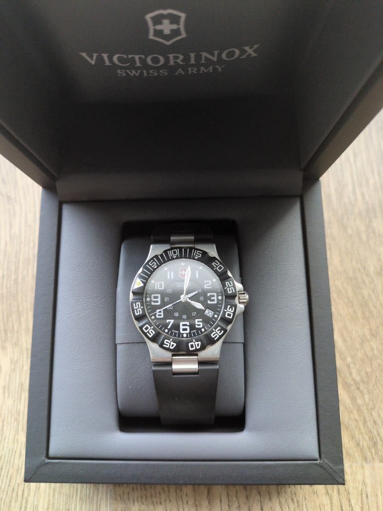 Victorinox Summit horloge voor Unisex, Handtassen en Accessoires, Horloges | Heren, Ophalen