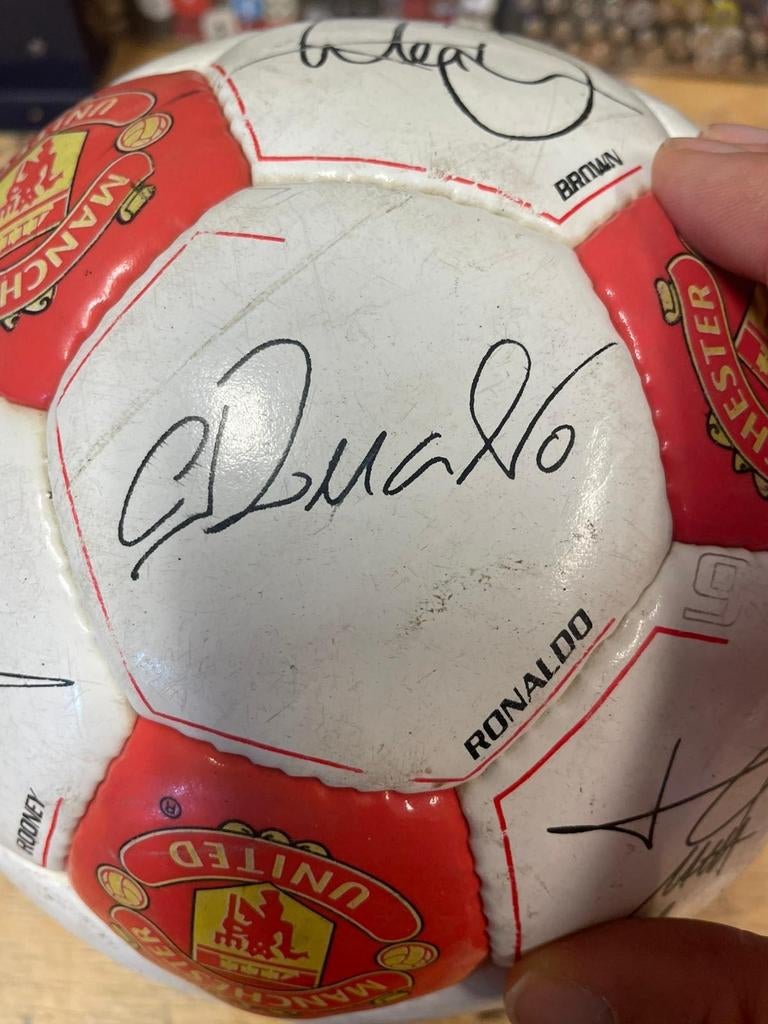 Voetbal , gesigneerd door spelers Manchester United ., Ophalen of Verzenden, Zo goed als nieuw, Bal