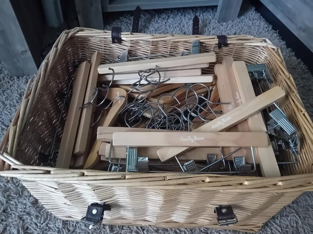 50+ Houten baby / kleuter kleerhangertjes, Ophalen, Zo goed als nieuw, Jongetje of Meisje