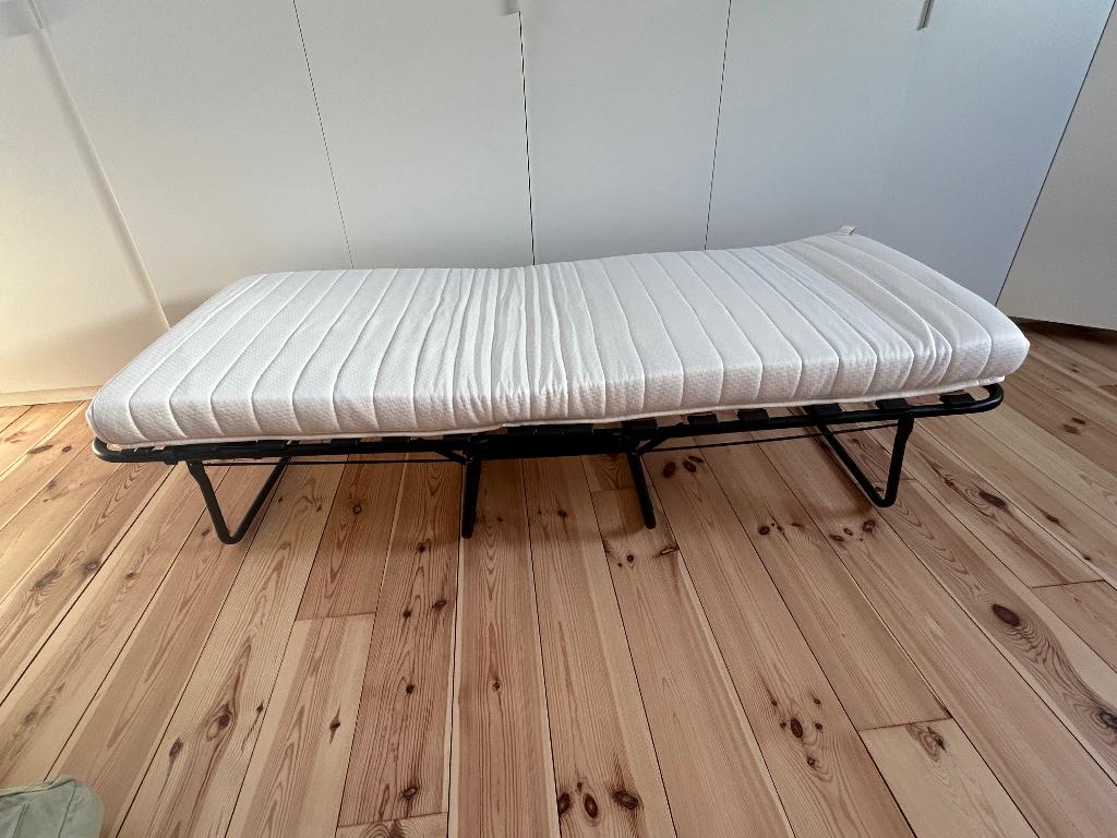 Logeerbed in nieuwstaat van goede kwaliteit, Huis en Inrichting, Ophalen, Eenpersoons, Zo goed als nieuw, 80 cm