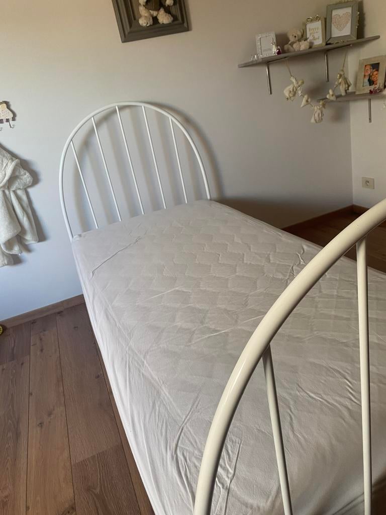 1 persoons wit metalen bed + lattenbodem + matras, Huis en Inrichting, Slaapkamer | Bedden, Ophalen, Zo goed als nieuw, Wit, Verstelbaar