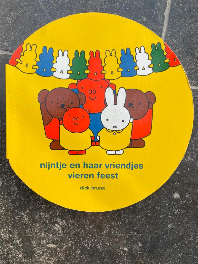 Nijntje en haar vriendjes vieren feest, Enlèvement ou Envoi