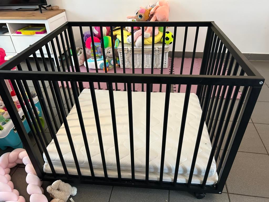 Kinderbox op wieltjes en 2 matrassen, Ophalen, Zo goed als nieuw, Wieltjes