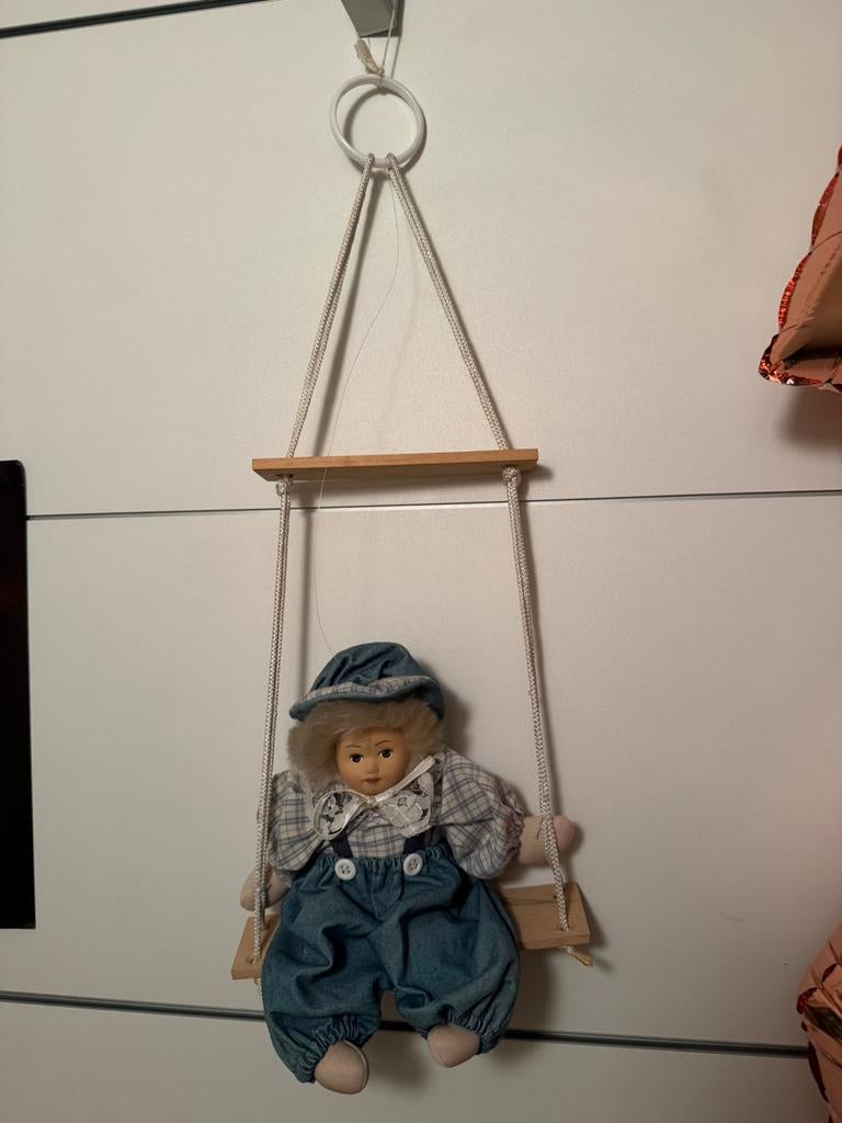 Poupée sur balançoire, Enfants & Bébés, Jouets | Poupées, Enlèvement, Comme neuf