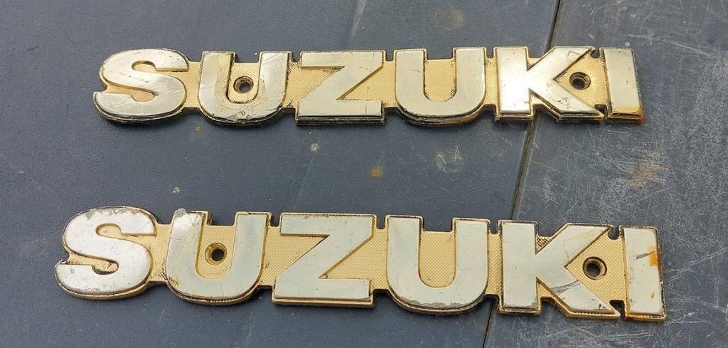 Vintage Suzuki-logo's van aluminium tank, Motoren, Ophalen of Verzenden, Gebruikt