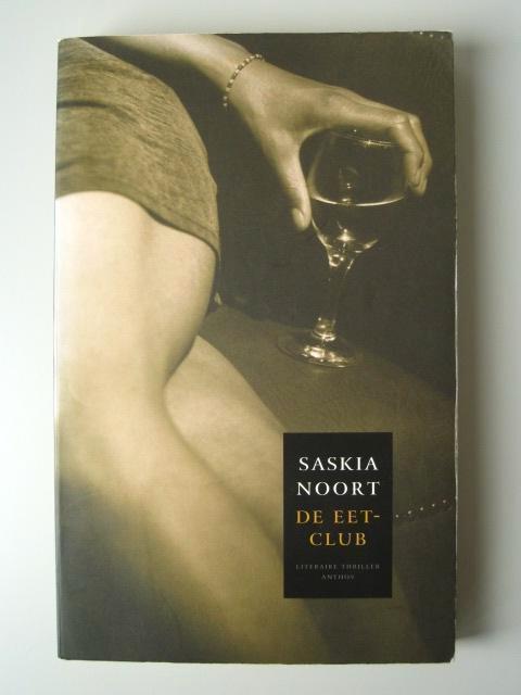Boek thriller De Eetclub - Saskia Noort, Boeken, Thrillers, Gelezen, Nederland, Ophalen of Verzenden