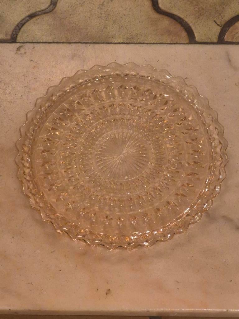 Vintage taartschaal van geperst glas in zeer goede staat., Antiek en Kunst, Ophalen
