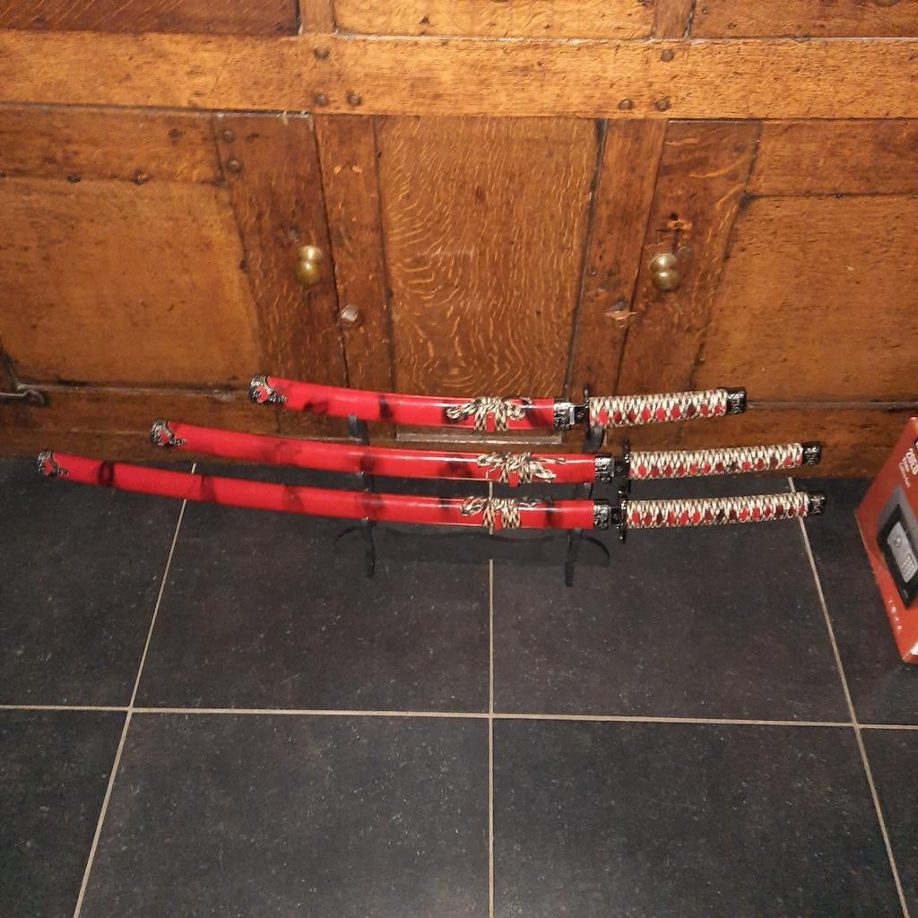 Zwaarden op statief , Katana samoerai zwaarden , 3 stuks ., Verzamelen, Ophalen of Verzenden, Zo goed als nieuw