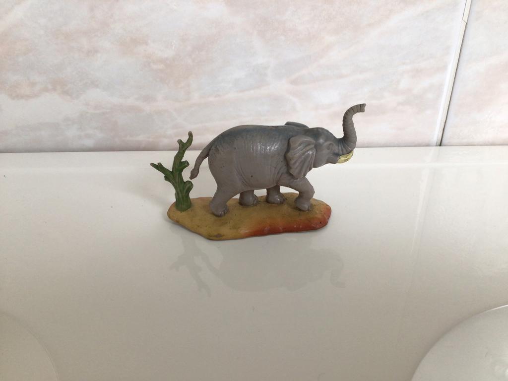 Vintage olifant op staander, New Ray, 1992, Verzamelen, Dierenverzamelingen, Ophalen of Verzenden, Zo goed als nieuw