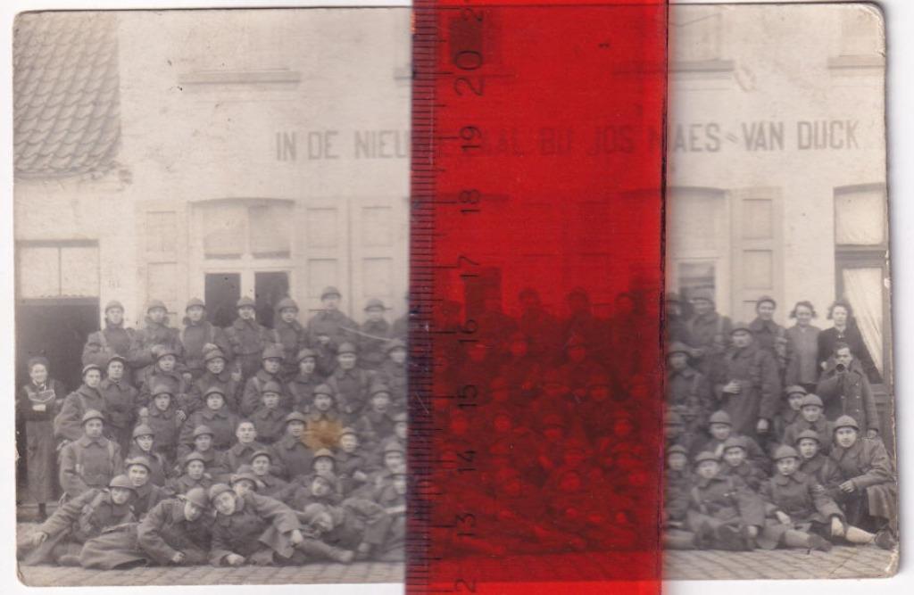 BORGERHOUT - fotokaart Belgische militairen voor café 'In de, Ophalen of Verzenden, Landmacht, Foto of Poster