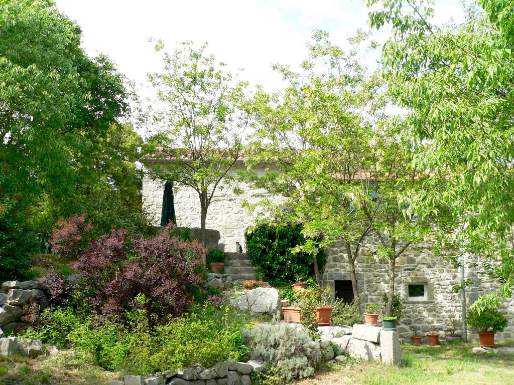 Ardèche Sud, Mooi huis midden in de natuur en privézwembad, Ardèche of Auvergne, Wasmachine, 2 slaapkamers, Landelijk