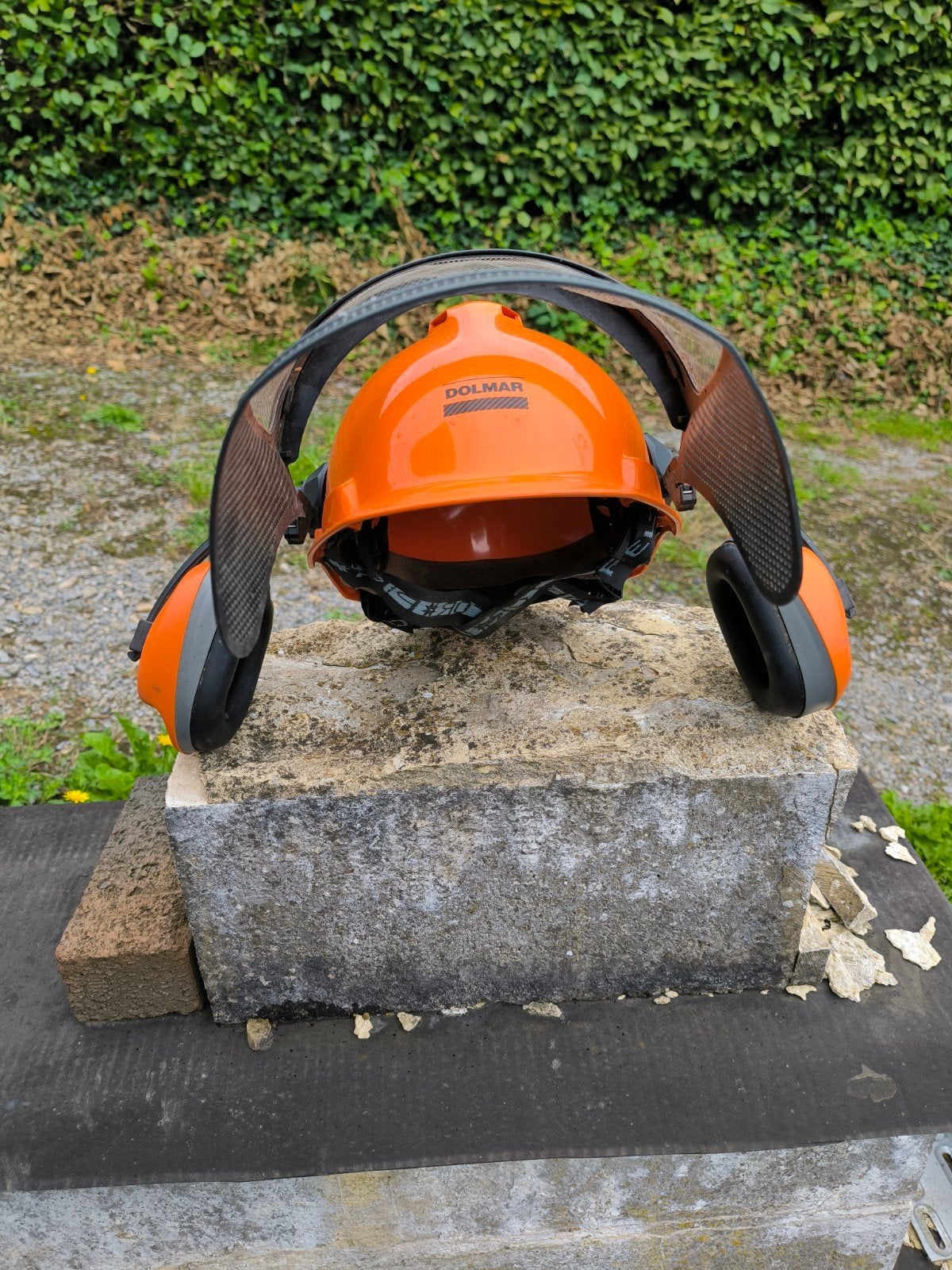 Casque complet de bûcheron neuf.