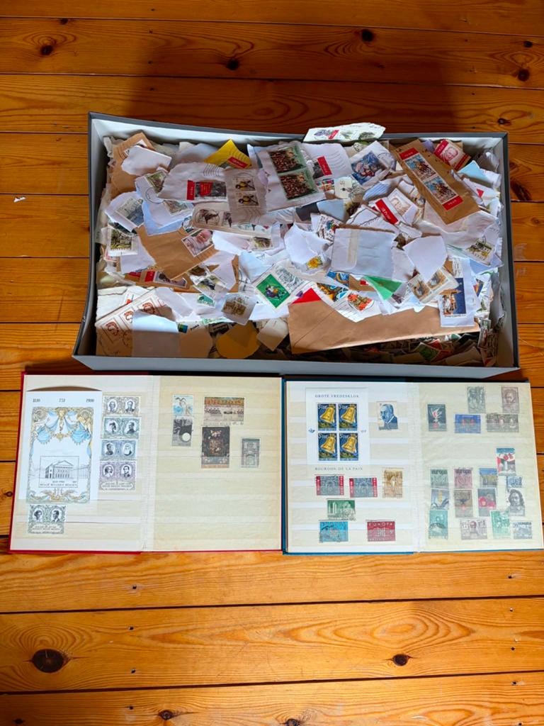 Grote collectie postzegels - 9 albums + doos losse zegels, Ophalen
