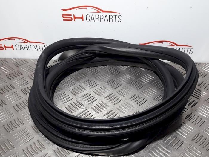 Joint caoutchouc portière 4portes arrière gauche d'un Peug, -, 3 mois de garantie, Utilisé, -