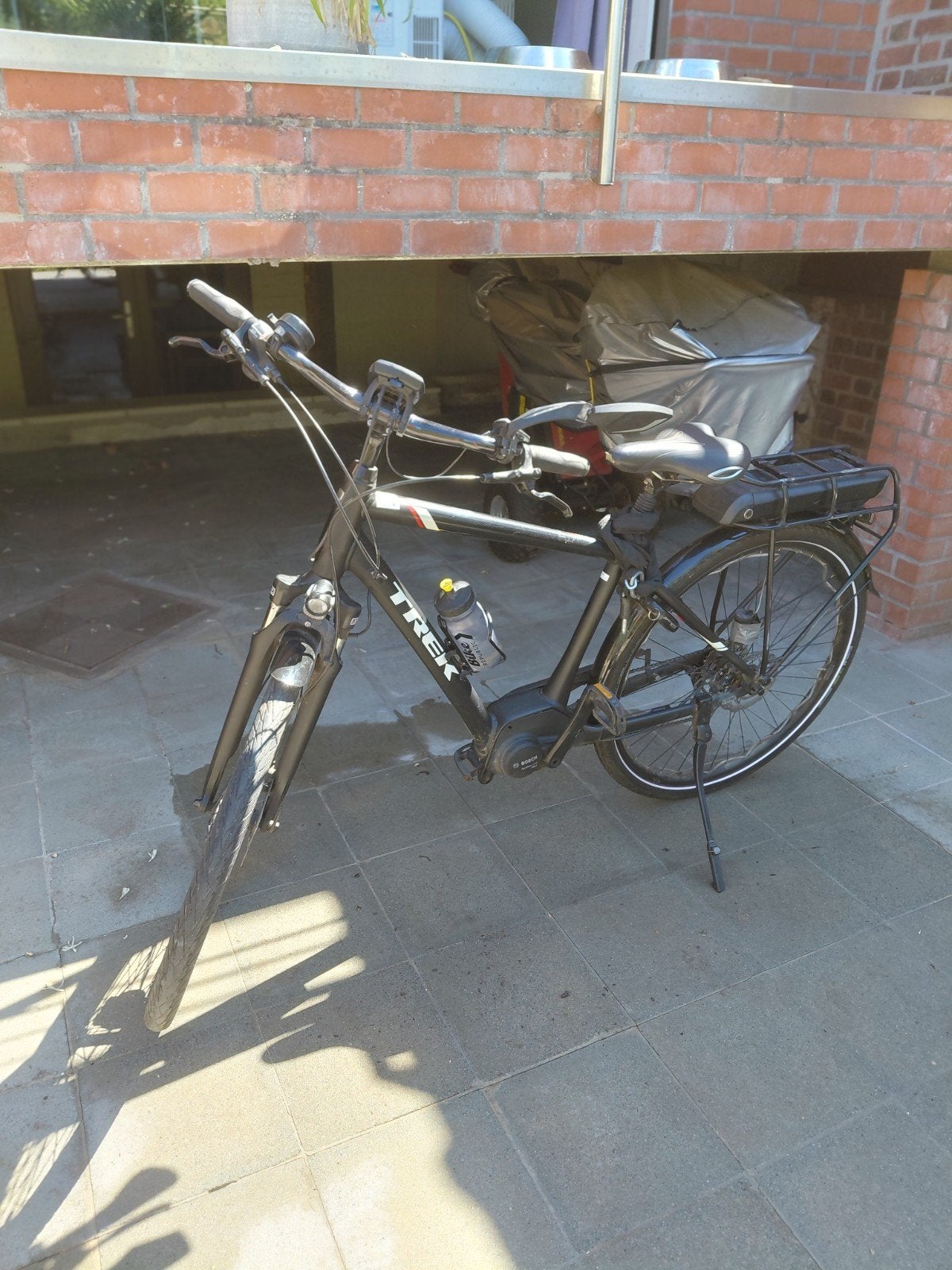 Elektrische fiets Trek zwart zeer goeie staat met oplader, Ophalen, Gebruikt, 50 km per accu of meer, Overige merken