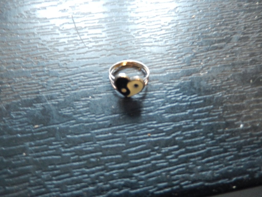 Ring zwart/wit (ik schat maat 15/16), Ophalen of Verzenden, Zo goed als nieuw, Wit