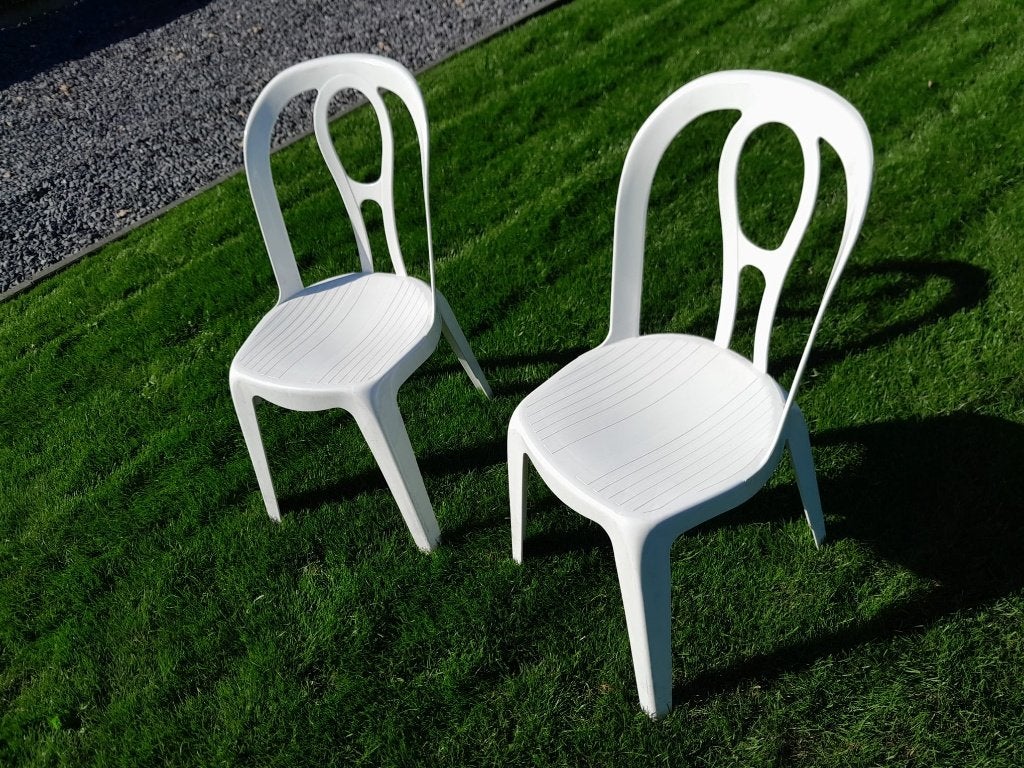Witte en blauwe kunststof stoelen te huur, Ophalen