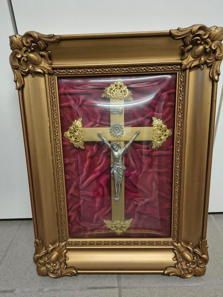 Cadre Rococo Doré sous Verre - Crucifix sur Velours Rouge, Enlèvement