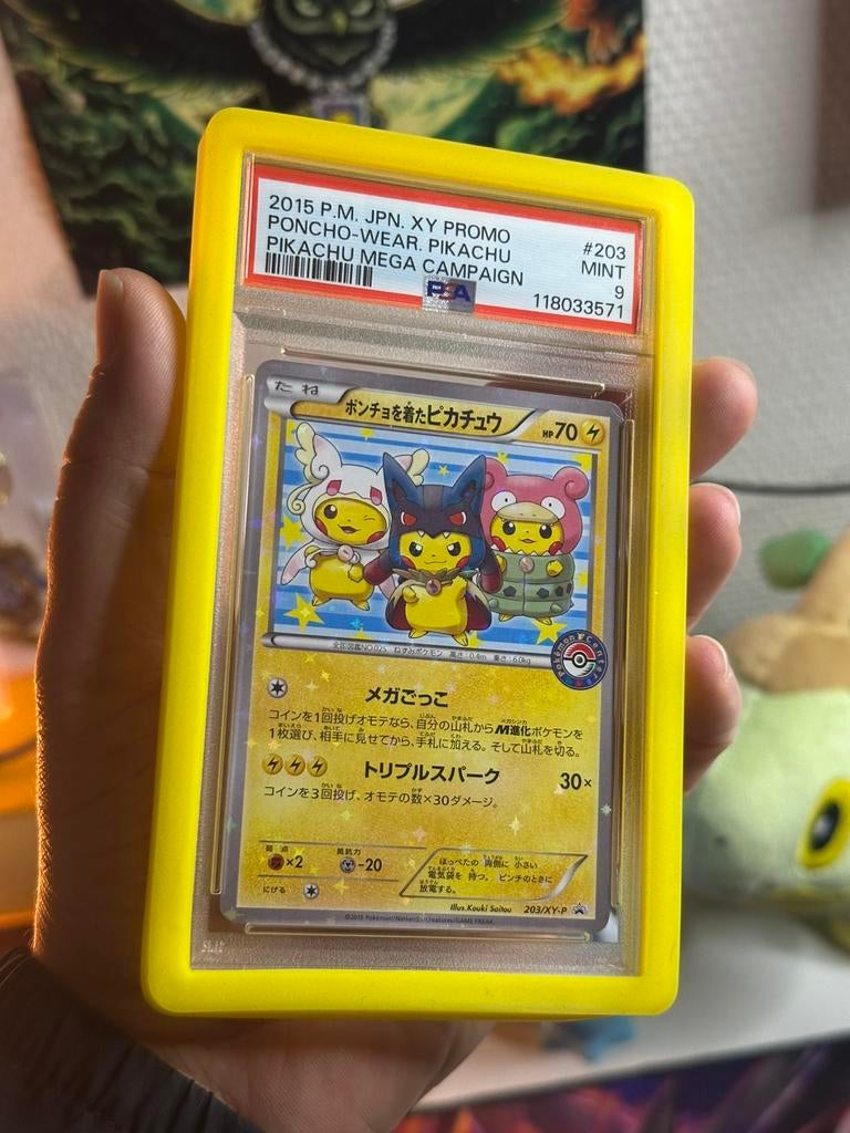 Poncho-Wear “Pikachu” (MEGA CAMP / PSA 9) - Pokémon kaart, Ophalen of Verzenden, Zo goed als nieuw