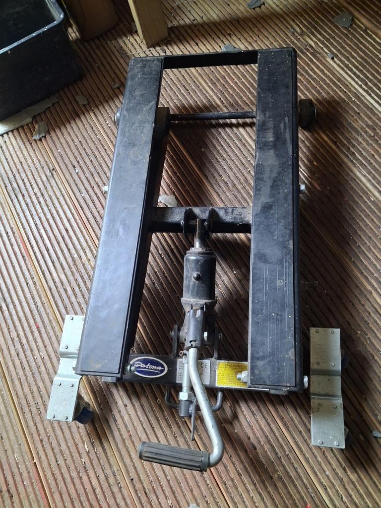 Motorlift hydraulisch met wielen in  prima staat, Ophalen