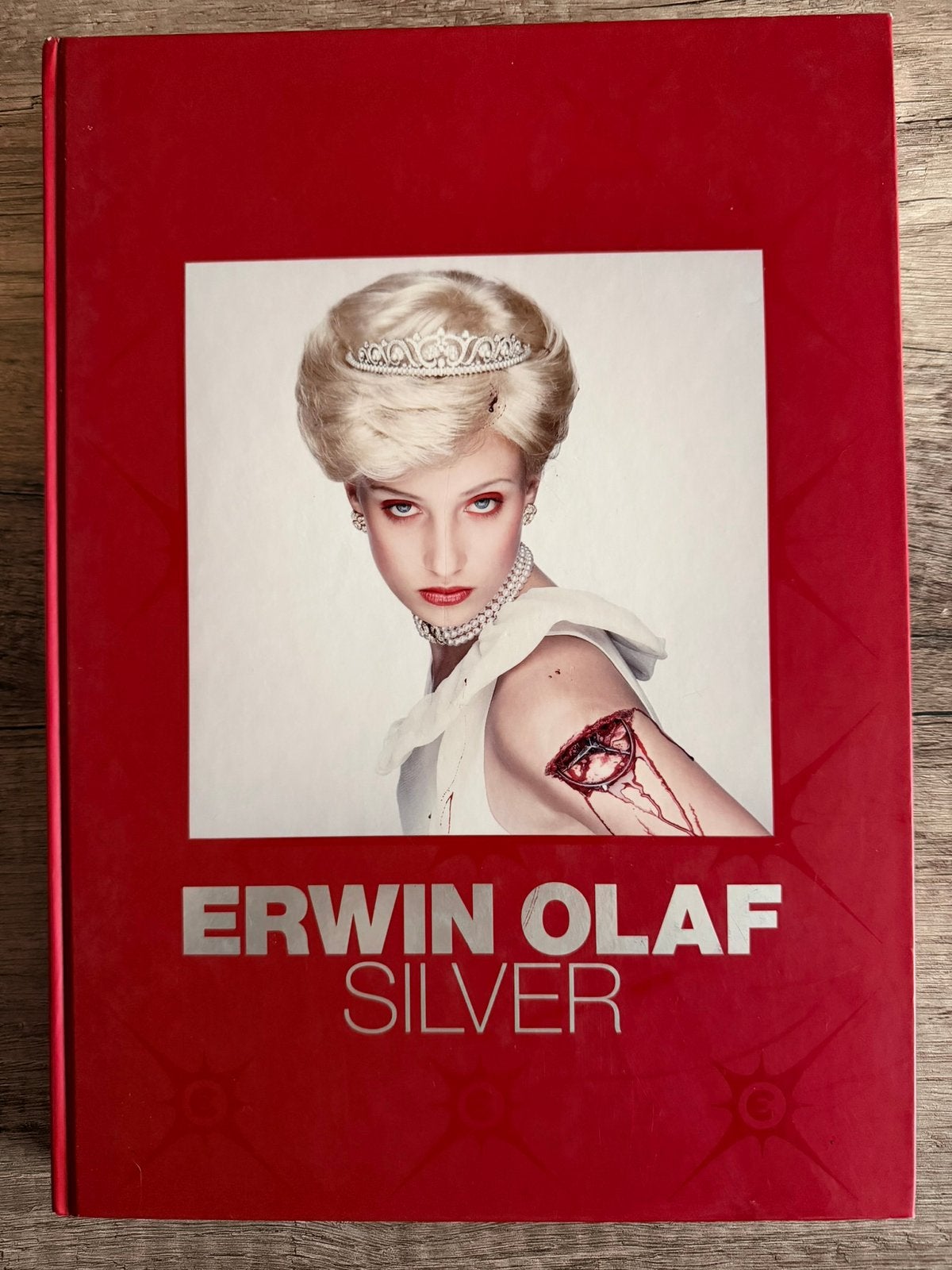 Erwin Olaf – Silver (2003) | Eerste druk | Fotoboek, Boeken, Ophalen of Verzenden, Zo goed als nieuw
