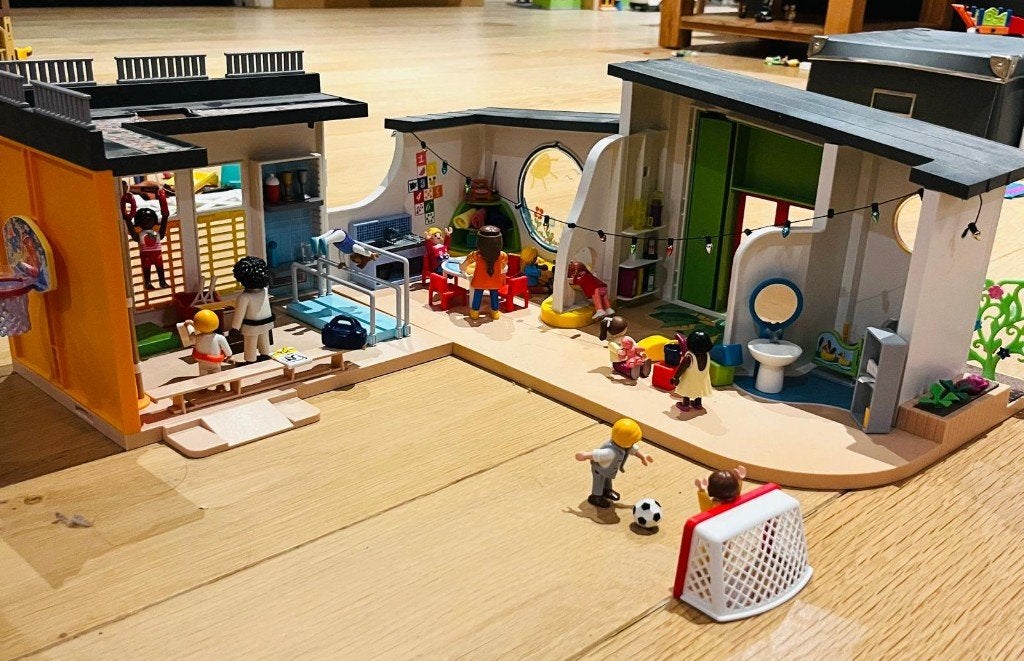 Playmobil kinderdagverblijf met sportzaal uitbreiding, Ophalen, Gebouw, Complete set, Zo goed als nieuw
