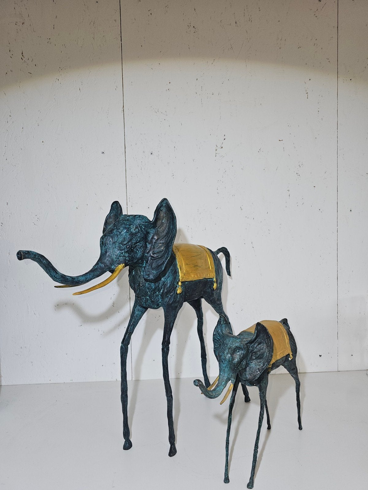 Set van 2 bronzen olifanten – naar Salvador Dalí, Antiquités & Art, Sculpture, Ensemble, Enlèvement ou Envoi, Multicolore
