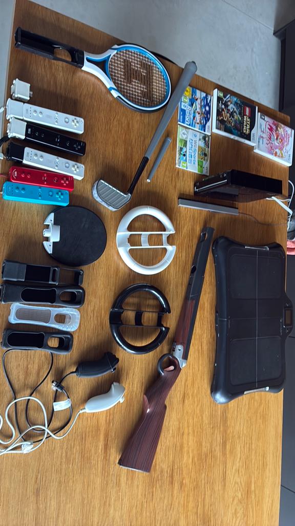 Wii + controllers + nunchuks + enkele spellen ea, Games en Spelcomputers, Spelcomputers | Nintendo Wii, Ophalen, Gebruikt, Met 3 controllers of meer