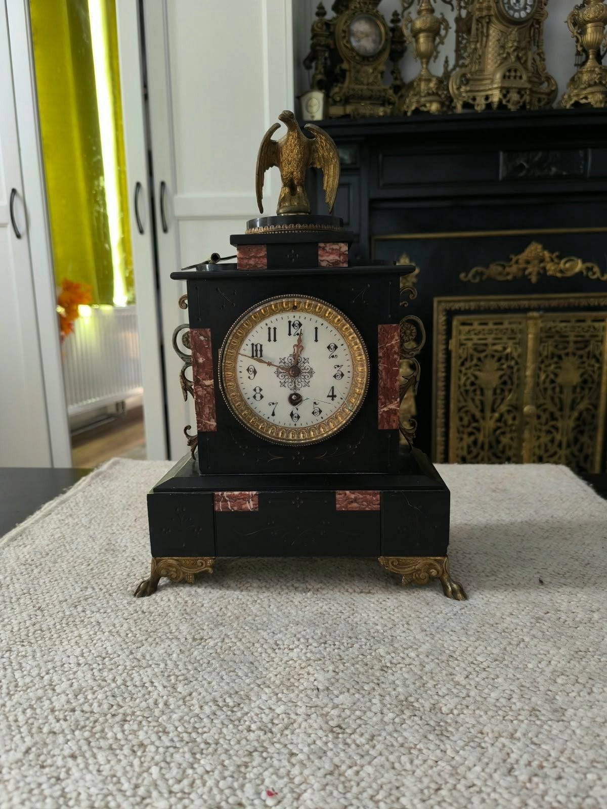horologe en marbré, Enlèvement