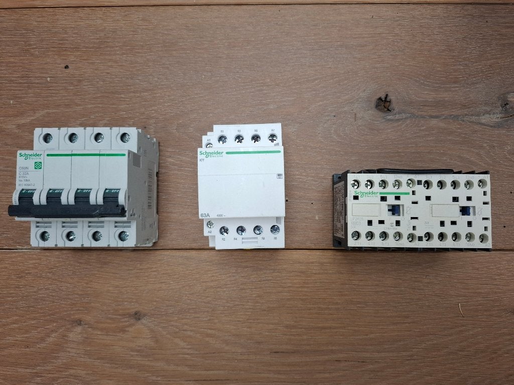 Composants Schneider - NOUVEAU, Hobby & Loisirs créatifs, Composants électroniques, Neuf, Envoi