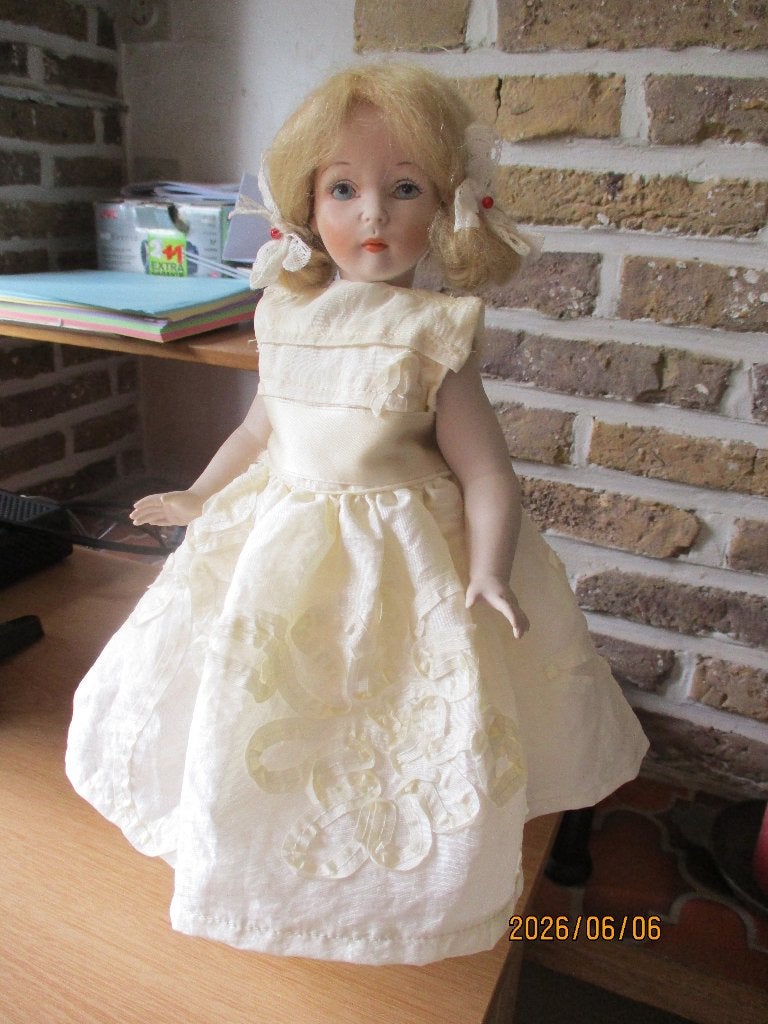 bambole di arianna  mooie  gemerktte  32 CM  zijden jurk, Ophalen of Verzenden, Zo goed als nieuw, Pop