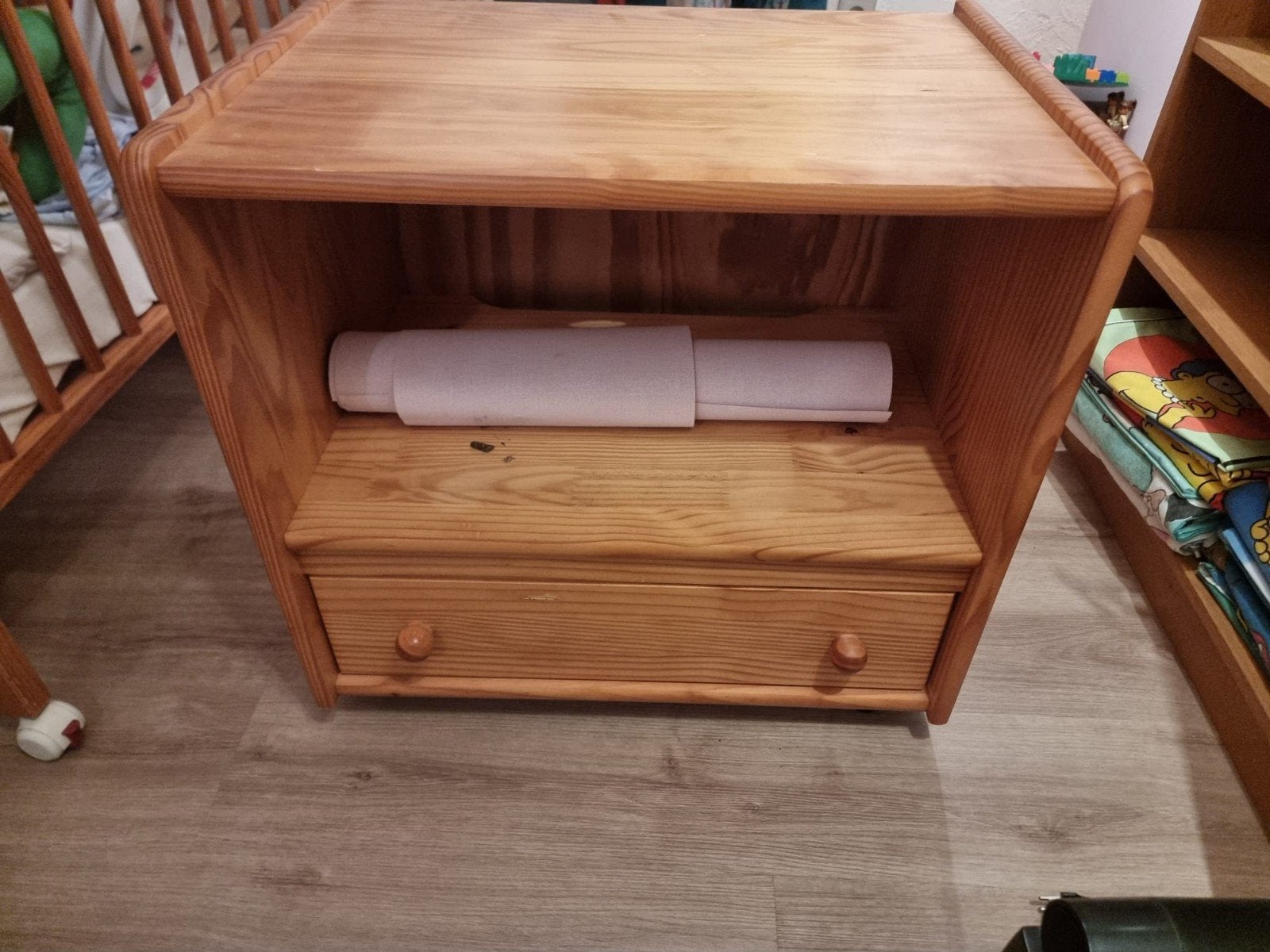 1 persoonsbed met propere matras en nachtkastje, Ophalen, 210 cm, Hout