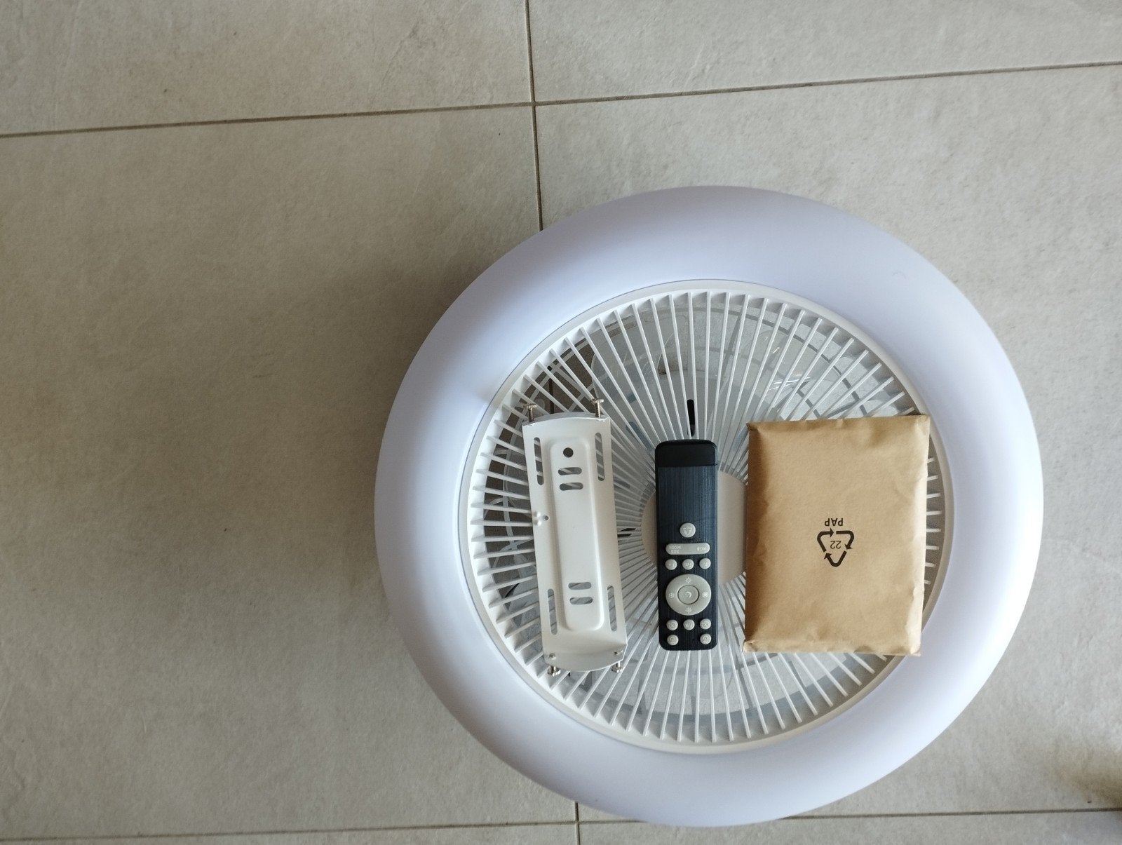 2 Ventilateurs de plafond à vendre au prix de 20 euros, Electroménager, Enlèvement, Ventilateur avec télécommande, Comme neuf
