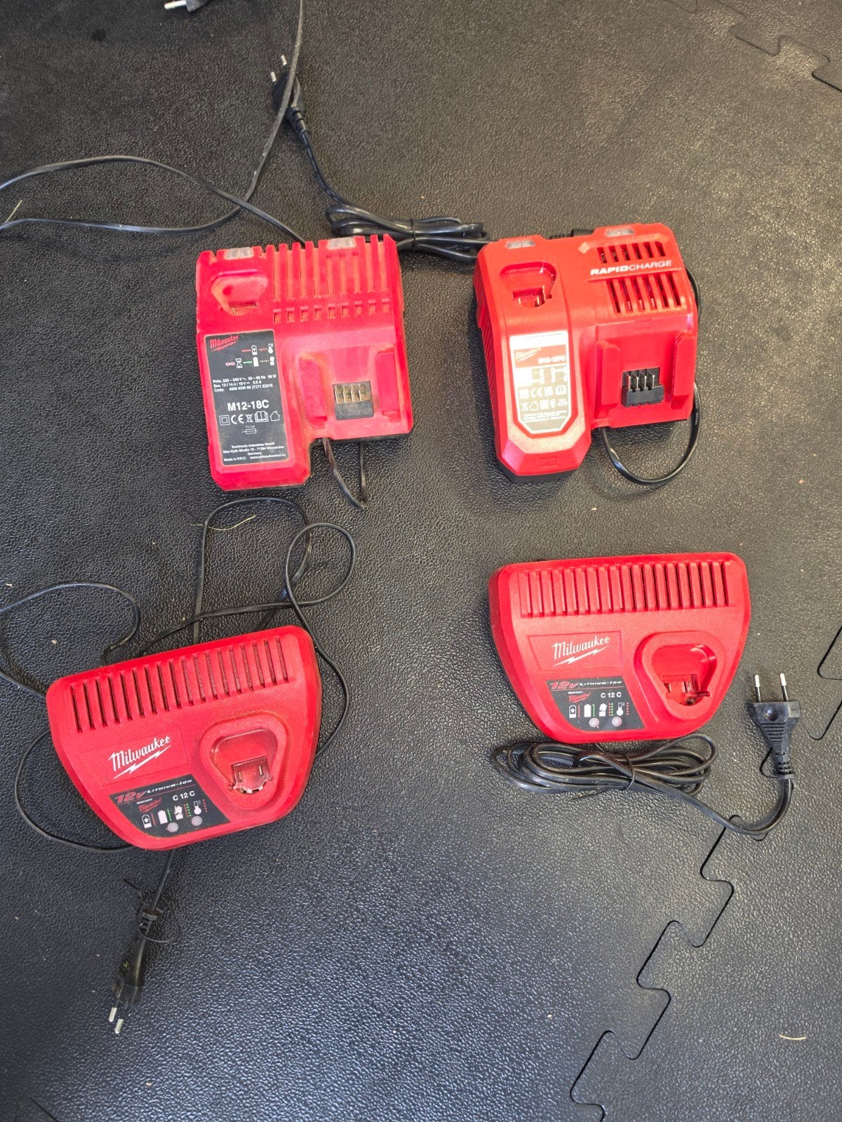 CHARGEUR MILWAUKEE 4 PIÈCES, Enlèvement