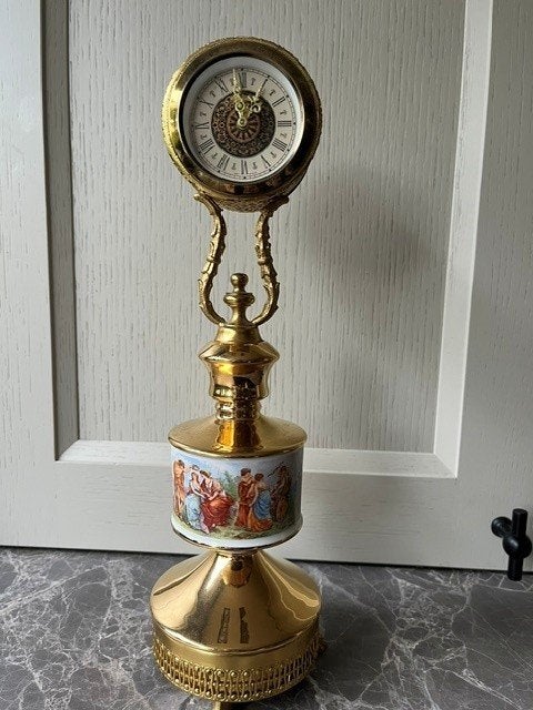 tafelklok met porseleinen gedeelte, Meerkleurig, Antiek, Analoog, Ophalen of Verzenden