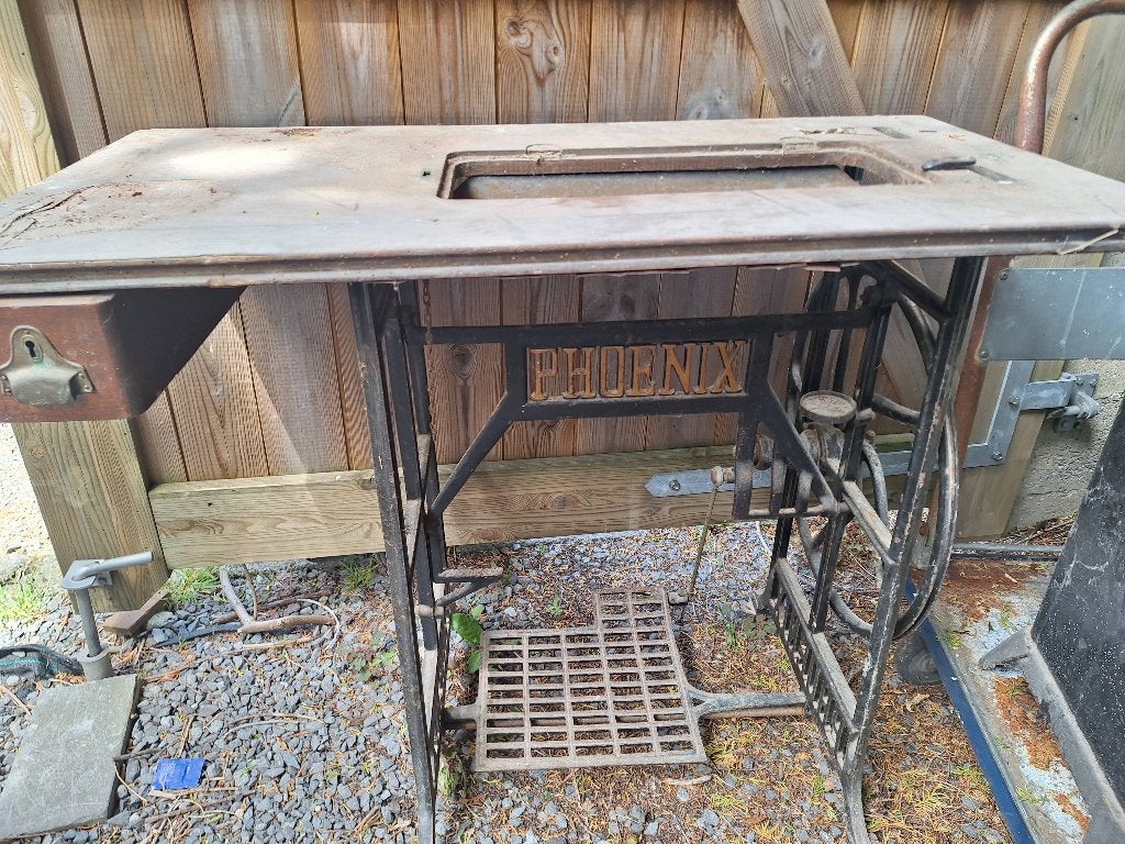 table ancienne machine à  coudre, Antiquités & Art, Enlèvement