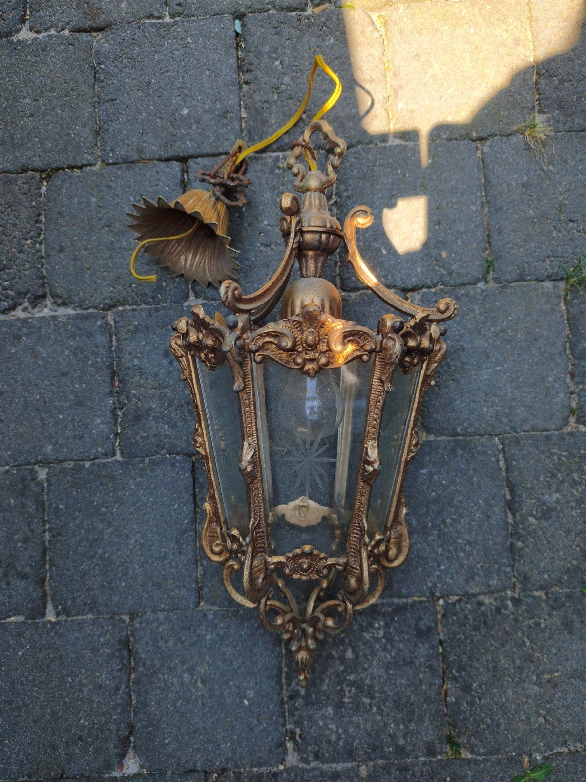 lampe suspendue française, Enlèvement