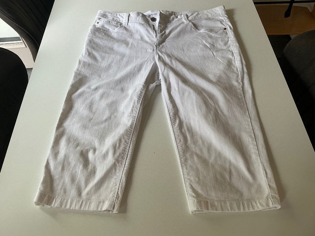 Witte driekwartshort maat 44, Kleding | Dames, Wit, Maat 42/44 (L), Ophalen of Verzenden, Driekwart