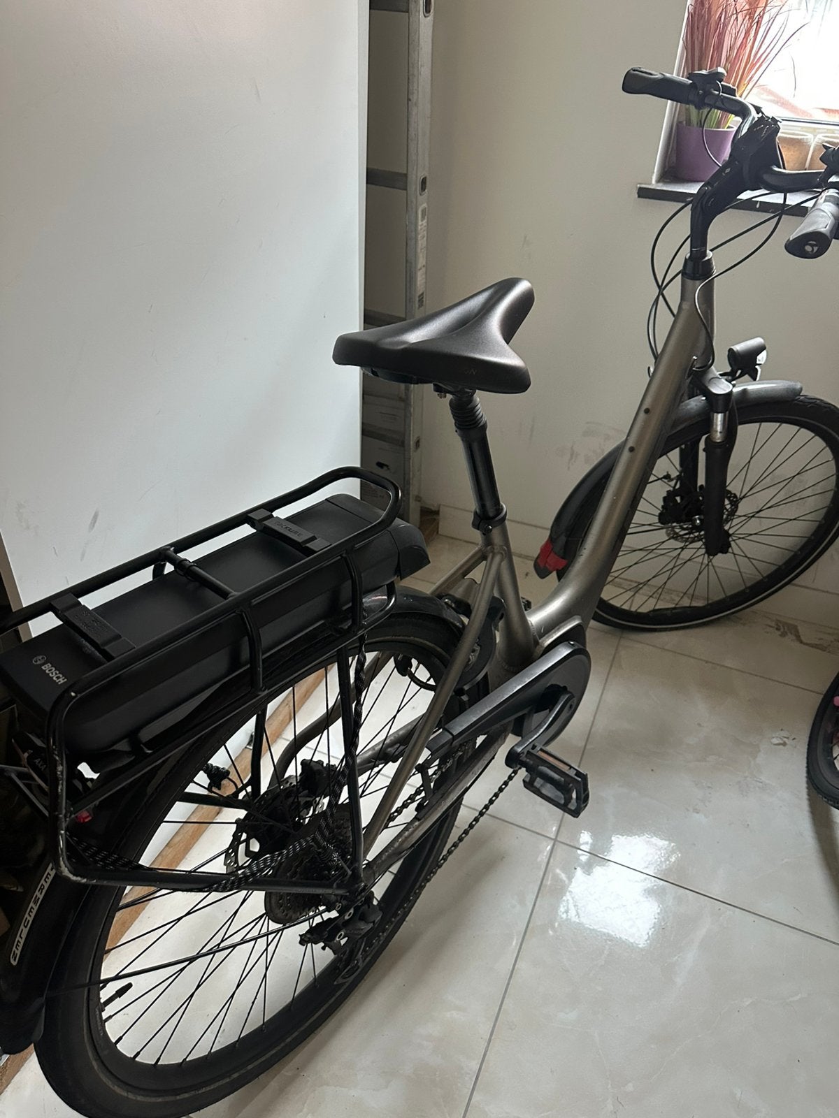 Elektrische fiets  Weinig gebruikt, achterrem werkt niet, Fietsen en Brommers, Gebruikt, 55 tot 59 cm, 30 tot 50 km per accu, Ophalen