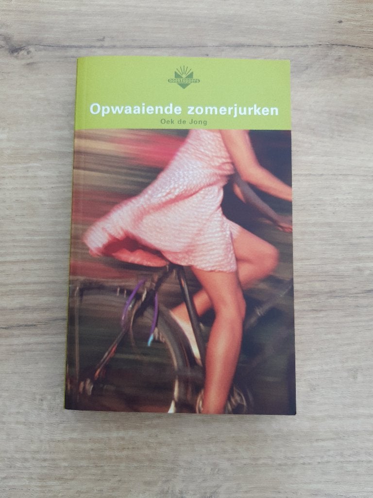 Roman: Oek de Jong - Opwaaiende zomerjurken, Ophalen of Verzenden, Gelezen