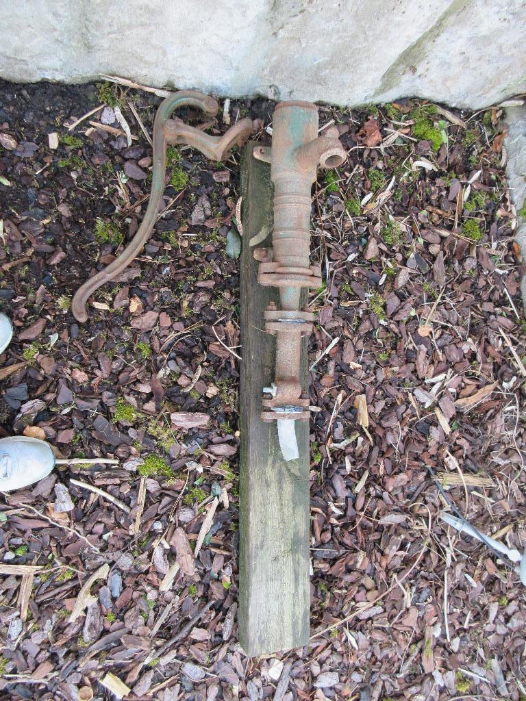 Très ancienne pompe à eau murale en fonte pour la décoration, Enlèvement
