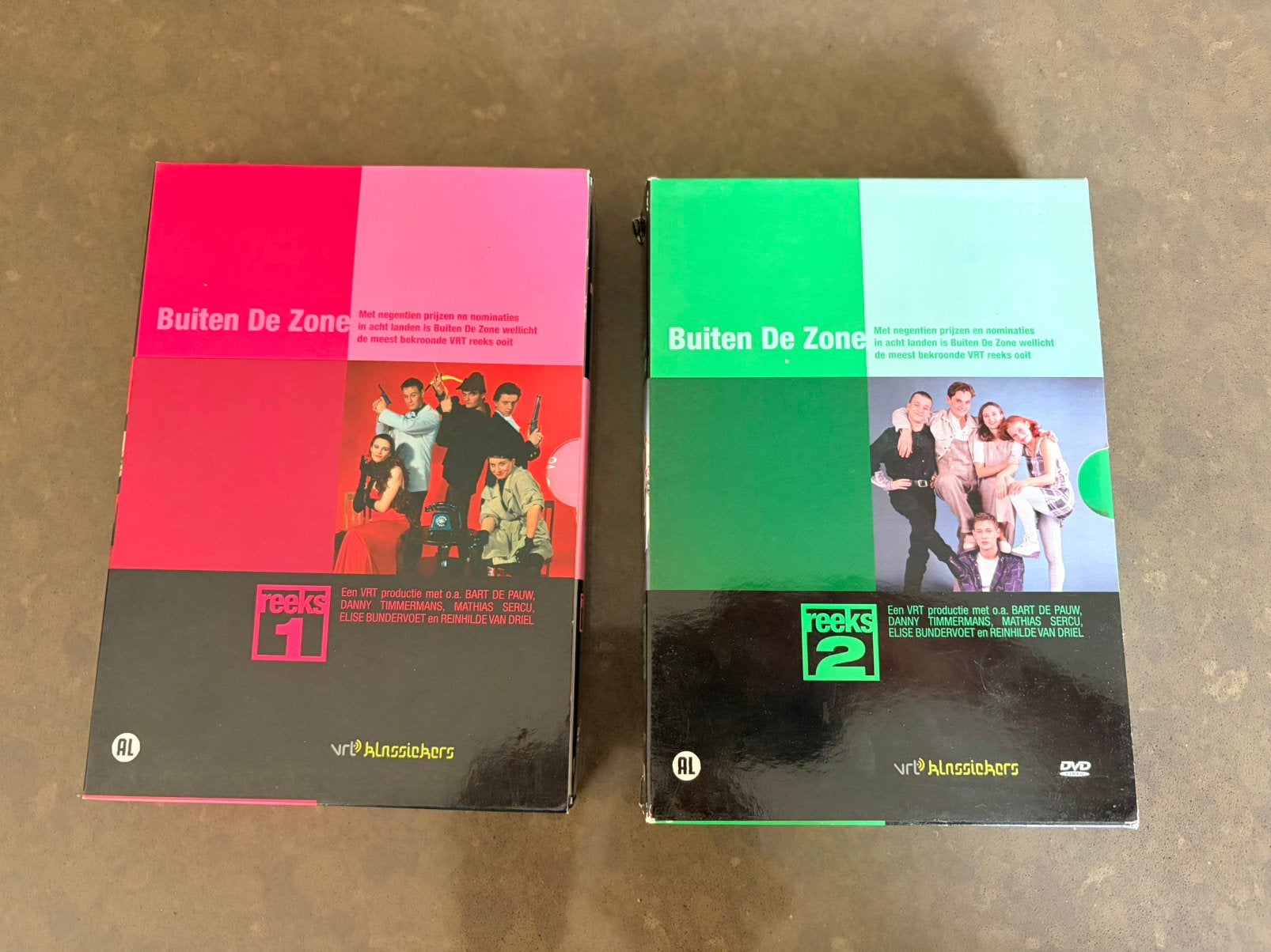DVD boxen Buiten de Zone seizoen 1 en 2, Cd's en Dvd's, Seizoen 1, Zo goed als nieuw, Komedie, Inclusief doosje